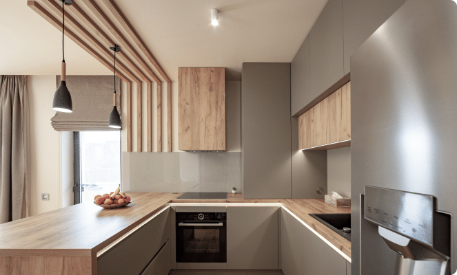 Une cuisine moderne avec des accents en bois et un évier.